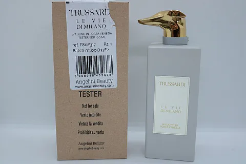 Trussardi Walking in Porta Venezia