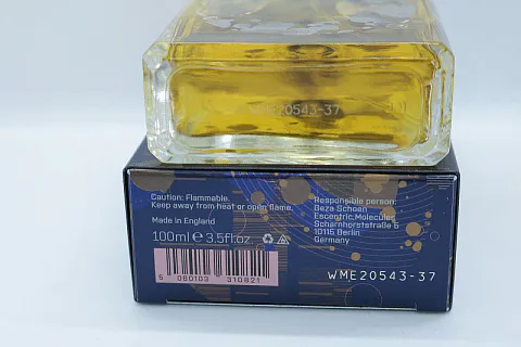 Escentric Molecules Molecule 01 + Black Tea