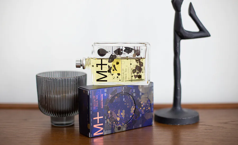 Escentric Molecules Molecule 01 + Black Tea